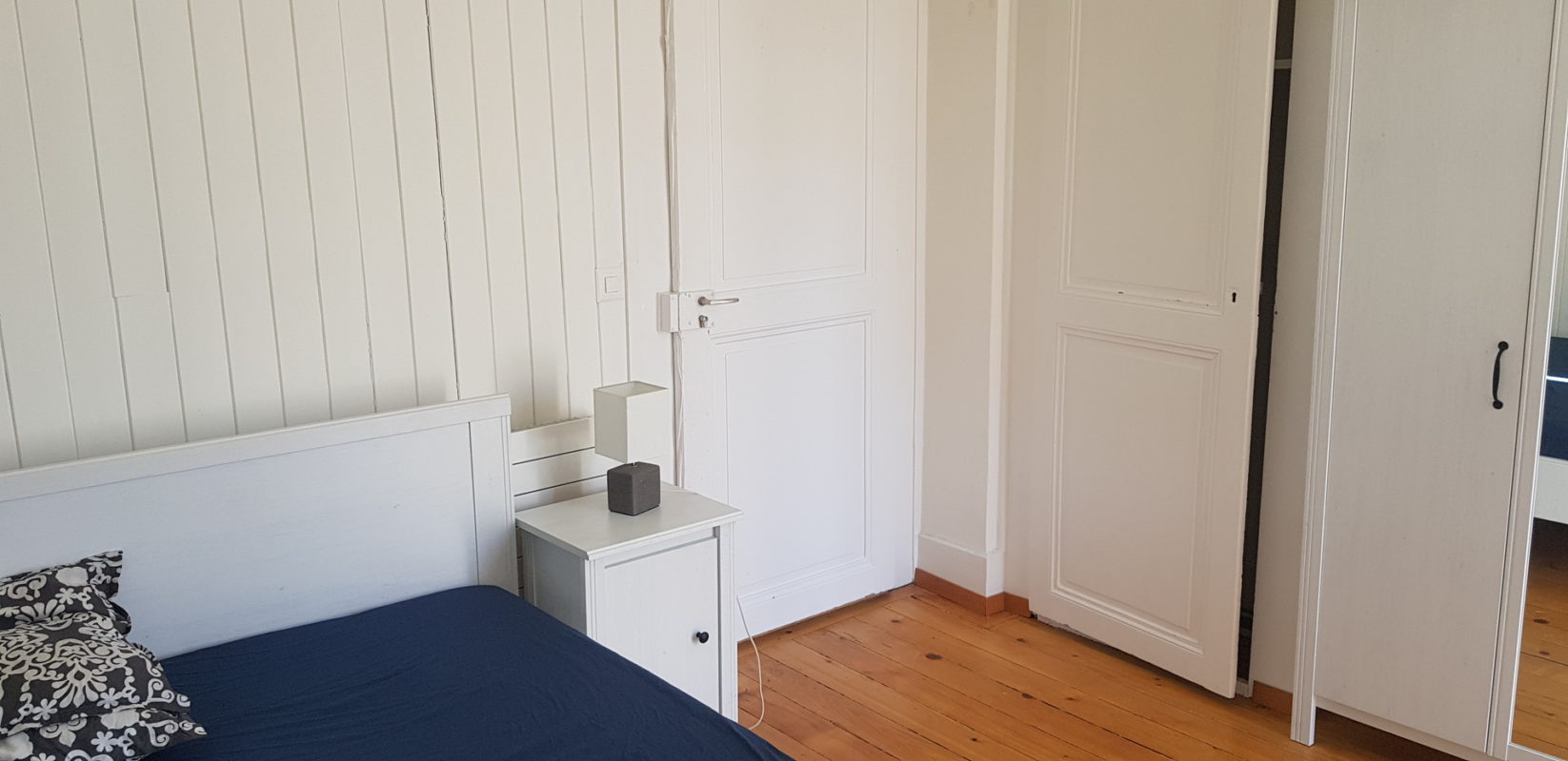 chambre-ensoleille-combles-un-appartement-colocation-6043984c2e5f620b8401b4befeeef6ca-1-1646×800